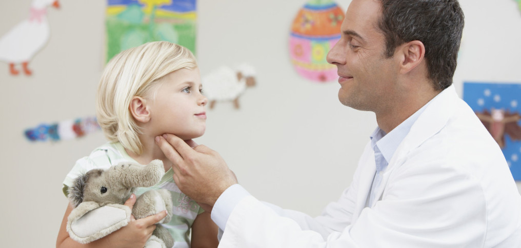Kinderarzt in Behandlung mit Kind